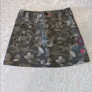 Carhartt Camo Skirt Embrodered w/ Flowers 6X EUC